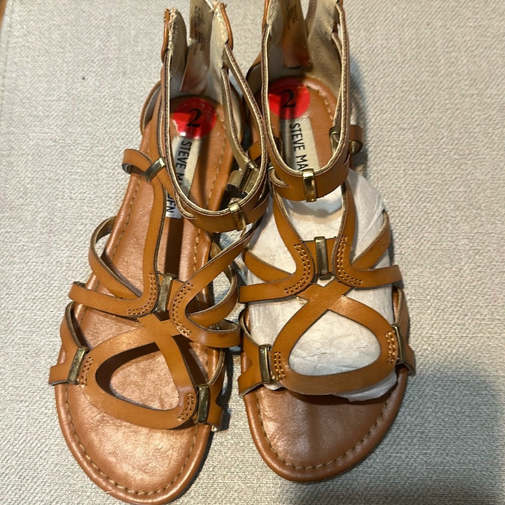# 128 Steve Madison's Girls sandals